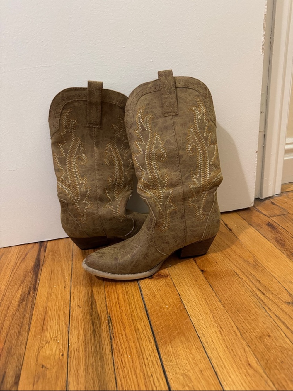 Western Cowboy Boots in Taupe with Embroidered Detailing